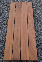 Gabionenbank mit Cumaru-Holz, 105 x 50 x 30 cm (L x H x T), galvanisch verzinkt, MW 5 x 5 cm, mit Spiralverschluss